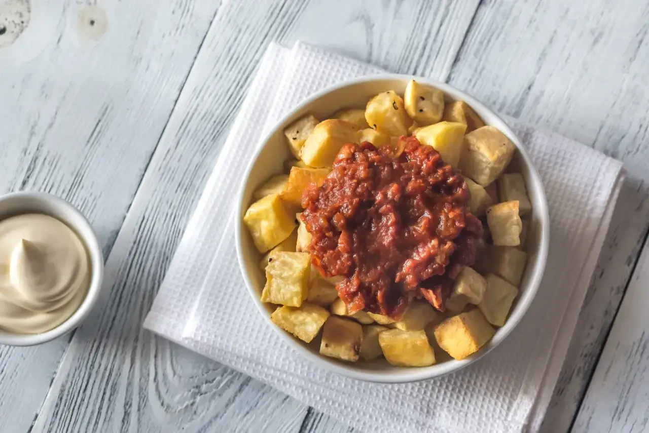 Patatas bravas con salsa brava hecha en Thermomix, acompa&ntilde;adas de alioli.