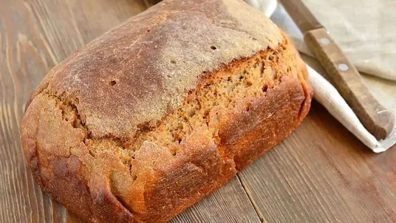 Pan casero recién horneado, con corteza dorada y miga esponjosa, perfecto para disfrutar con Thermomix.