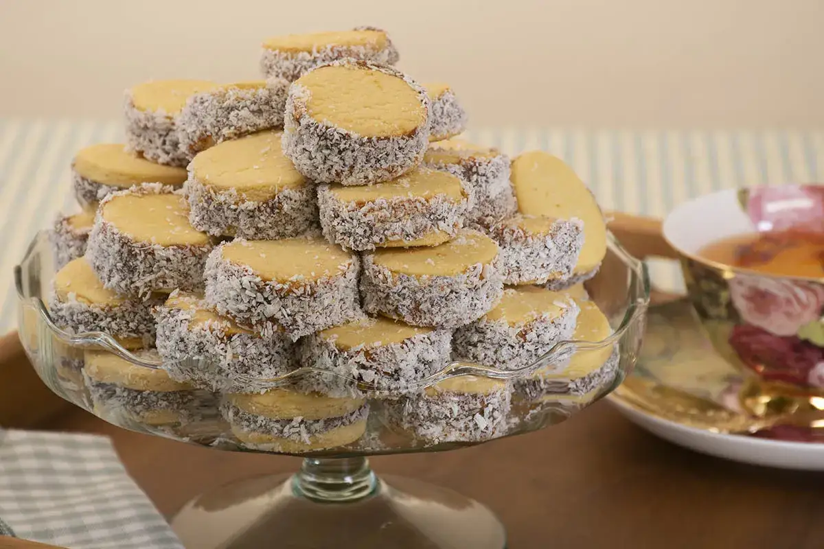 Mont&oacute;n de alfajores de maicena cubiertos de coco rallado, listos para disfrutar con un t&eacute;.
