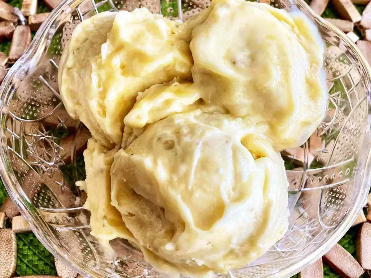 Cremoso helado de platano servido en un cuenco de cristal.