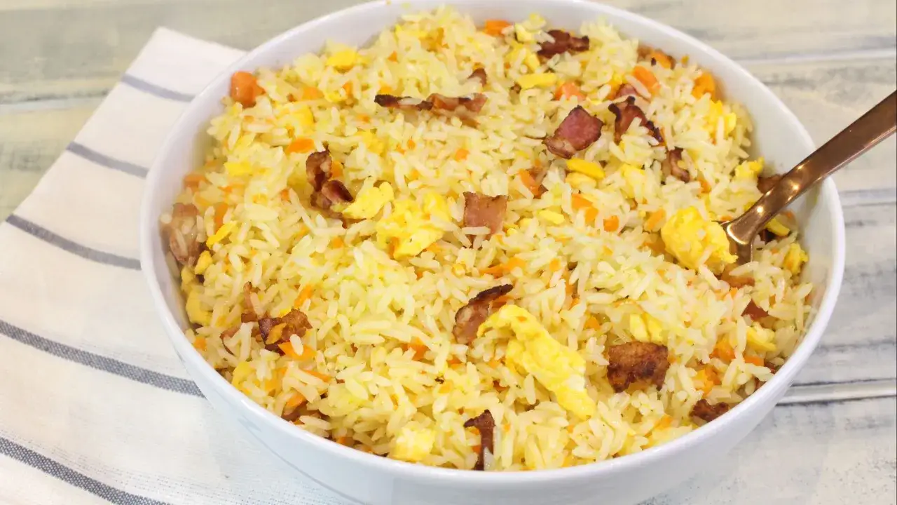 Arroz frito con huevo y trocitos de tocino, preparado fácilmente en Thermomix. ¡Un plato delicioso y rápido!