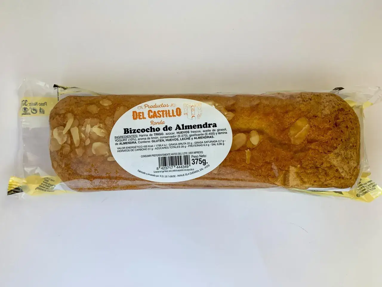Bizcocho de almendras de Productos del Castillo, con láminas de almendra en su superficie dorada.