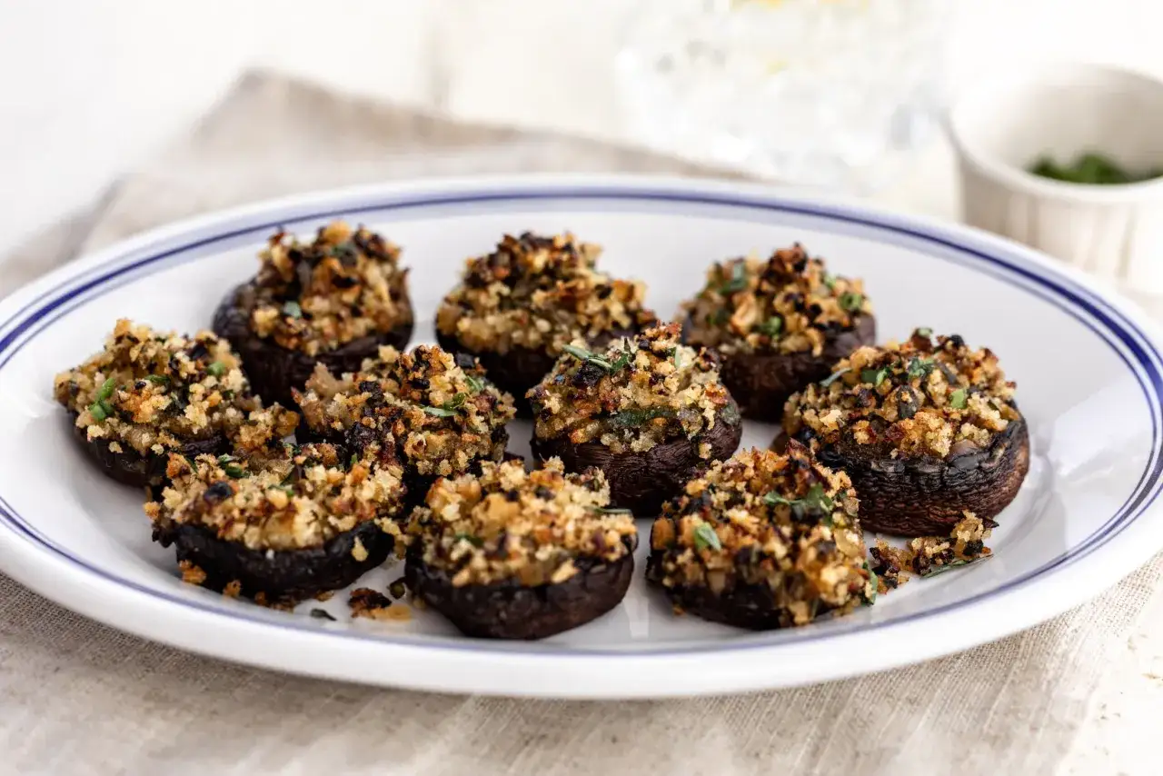 Deliciosos setas al horno, rellenas de una mezcla crujiente y dorada, listas para disfrutar.