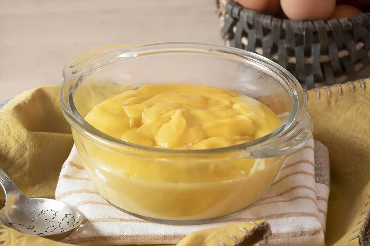 Crema pastelera casera, lista para usar en postres. Perfecta para rellenar tartas y profiteroles, hecha fácilmente con Thermomix.