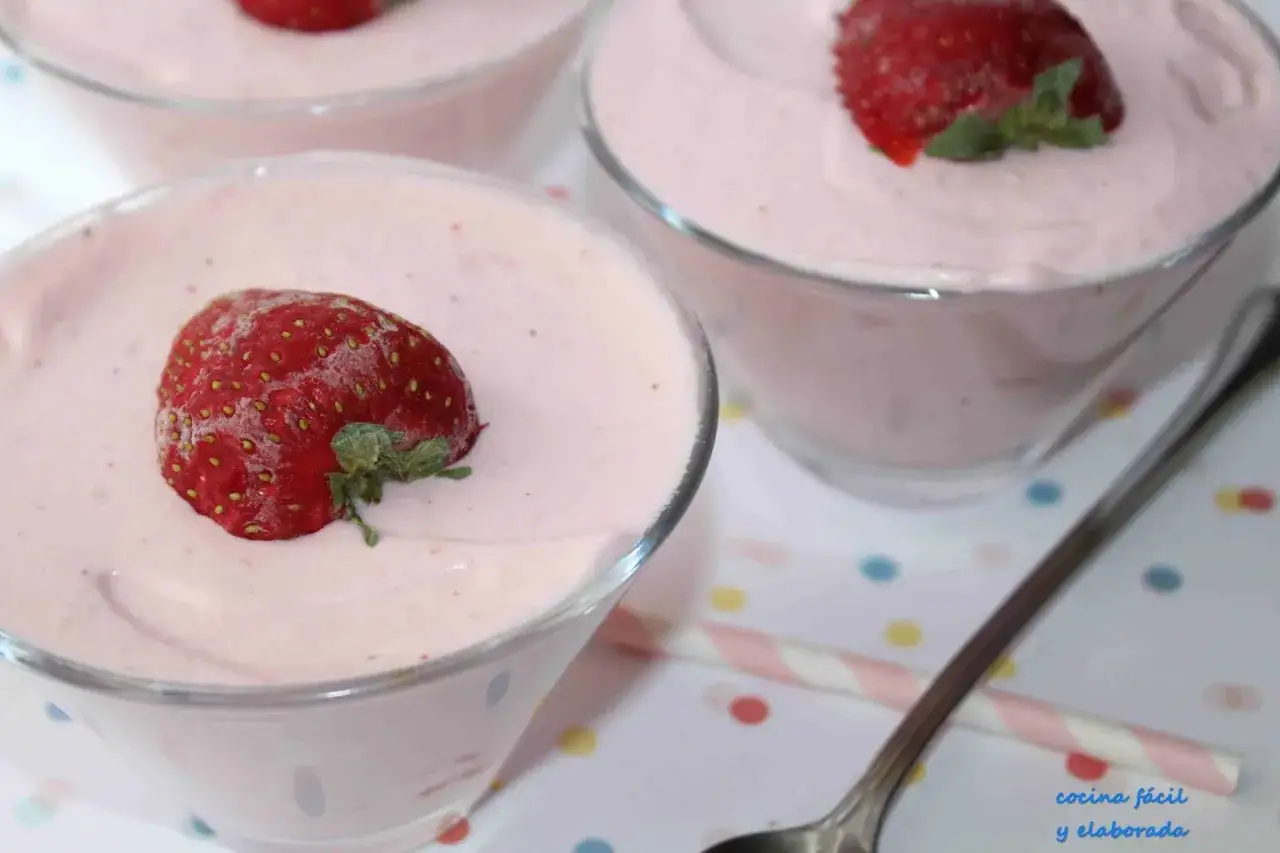 Deliciosa espuma de fresas Thermomix, servida en copas y decorada con fresas frescas.
