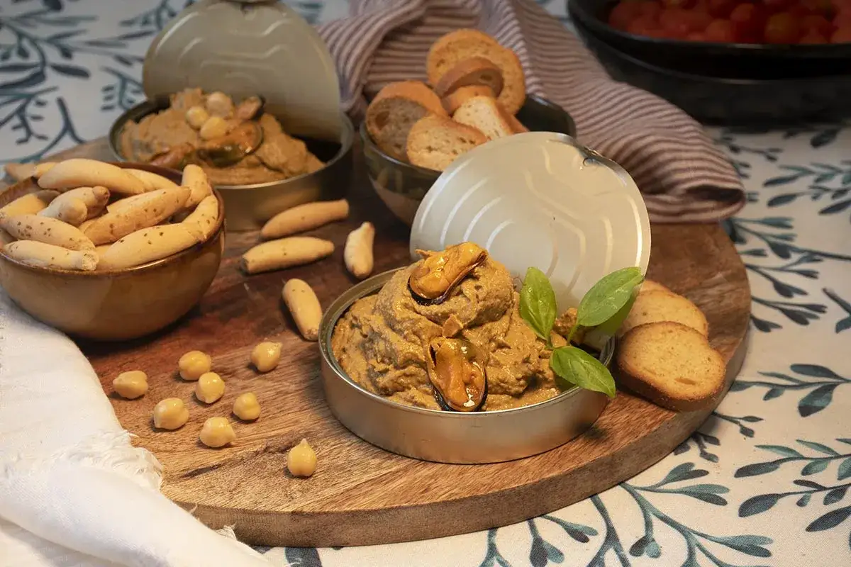 Delicioso pat&eacute; de mejillones en escabeche, servido con grissini, tostadas y garbanzos. &iexcl;Un aperitivo perfecto!