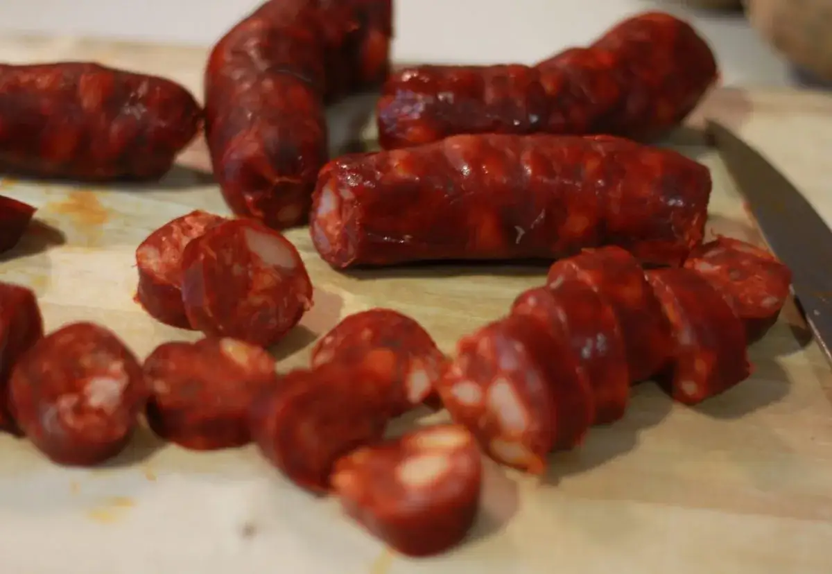 Chorizo cortado en rodajas, listo para unas deliciosas patatas a la riojana al estilo Argui&ntilde;ano.