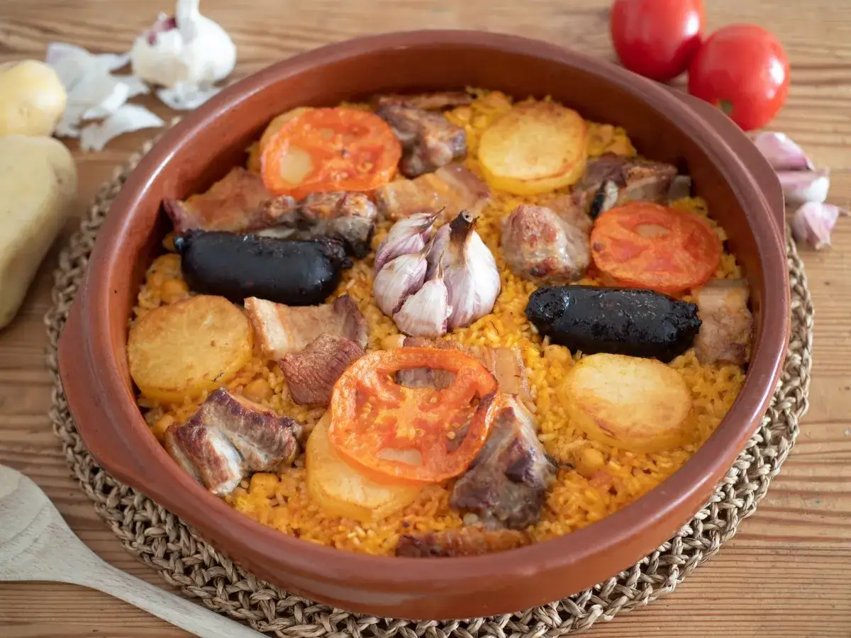 Arroz al horno con costillas, morcilla, patatas y tomates. Perfecto para saber el arroz al horno tiempo y temperatura ideal.