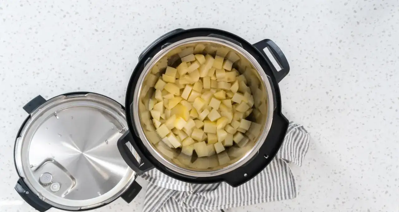 Patatas cortadas en cubos listas para cocinar en la olla express.