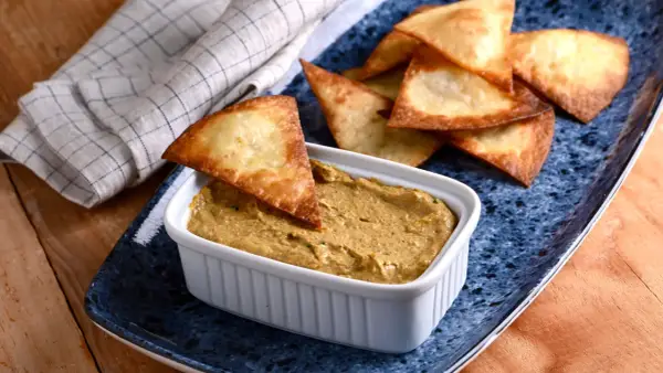 Un dip cremoso de paté de mejillones en escabeche, servido con crujientes totopos dorados.