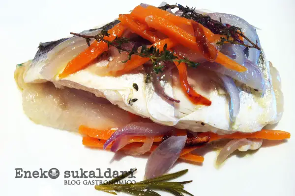 Lubina en papillote con zanahoria y cebolla morada, un plato ligero y sabroso.
